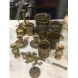 A QUANTITY OF BRASSWARE TO INCLUDE CANDLESTICKS, PANS, PLANTERS, MINI VASES, OIL CAN, ETC
