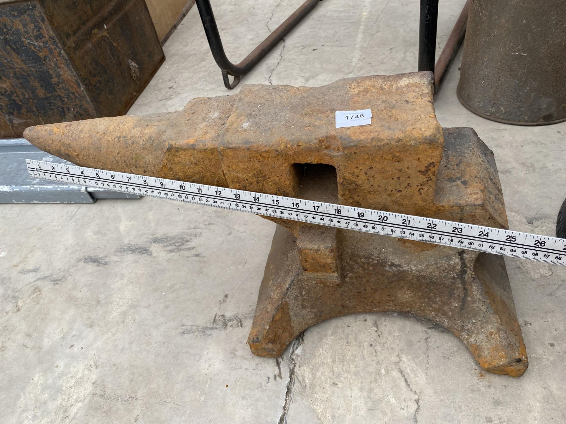 A HEAVY CAST IRON BLACKSMITHS CHAIN MAKERS ANVIL - Image 4 of 5