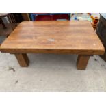 AN OAK COFFEE TABLE, 39X25"