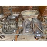 AN ASSORTMENT OF METAL WARE ITEMS TO INCLUDE TRAYS, A TOAST RACK AND A CANDLESTICK ETC