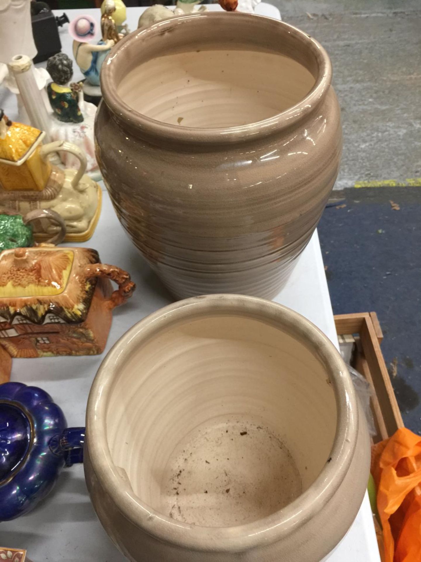 TWO LARGE STONEWARE PLANTERS/VASES IN A CAPPUCCINO COLOUR HEIGHT 31CM AND 24CM - Image 2 of 2