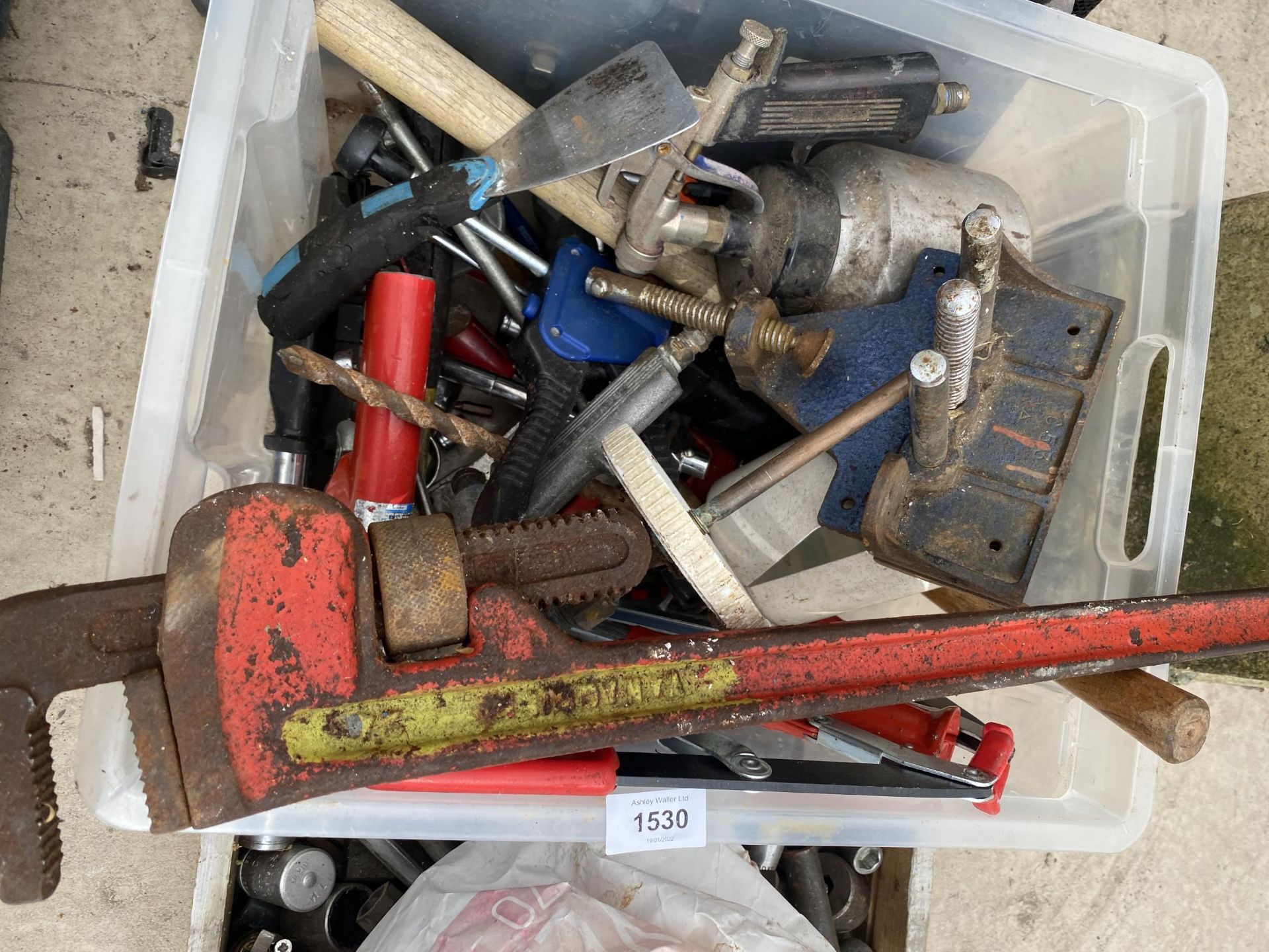 A LARGE ASSORTMENT OF TOOLS TO INCLUDE SOCKETS, STILSENS AND A VICE ETC - Image 6 of 7