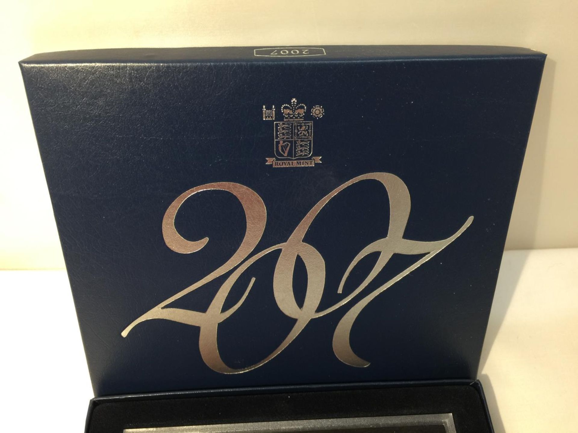 A UNITED KINGDOM ROYAL MINT 2007 COIN SET, WITH COA - Image 4 of 4