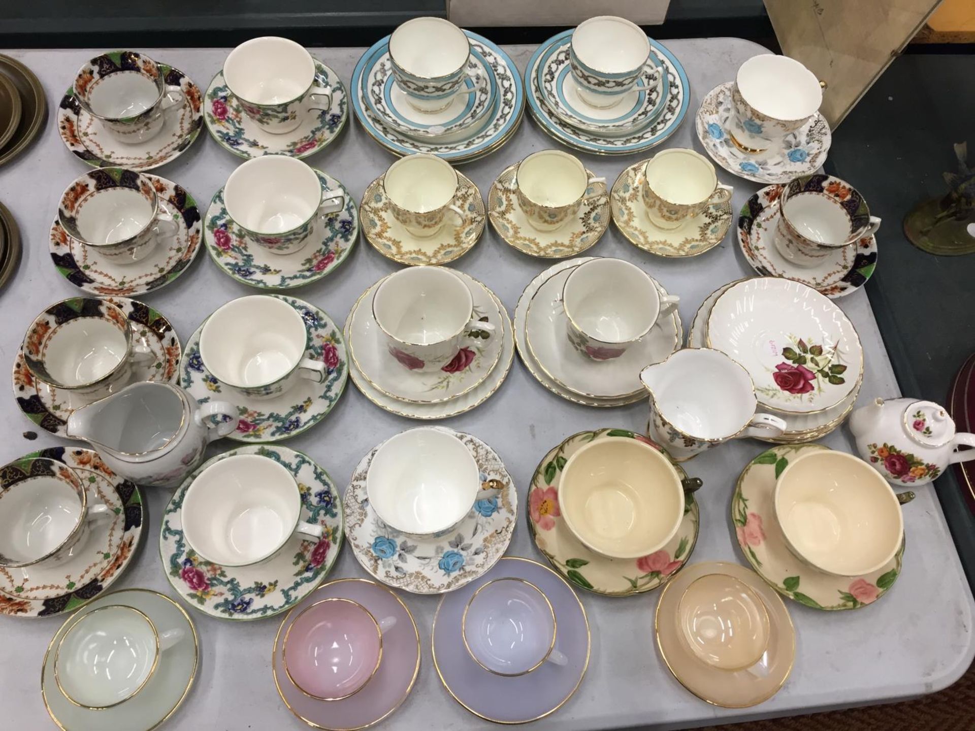 A QUANTITY OF CHINA AND CERAMIC CUPS AND SAUCERS TO INCLUDE ROYAL DOULTON 'FLORADORA GREEN',