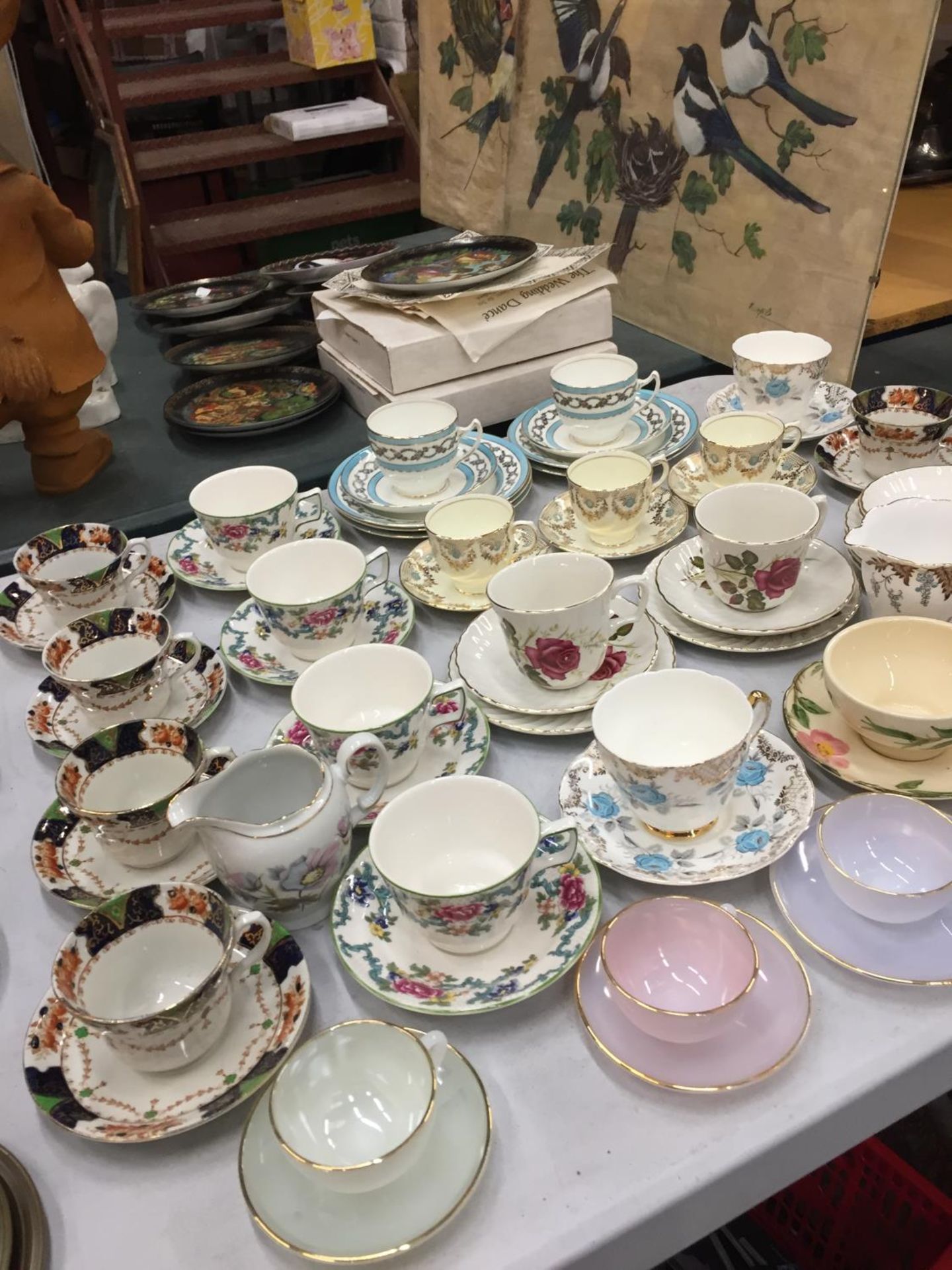 A QUANTITY OF CHINA AND CERAMIC CUPS AND SAUCERS TO INCLUDE ROYAL DOULTON 'FLORADORA GREEN', - Image 2 of 6