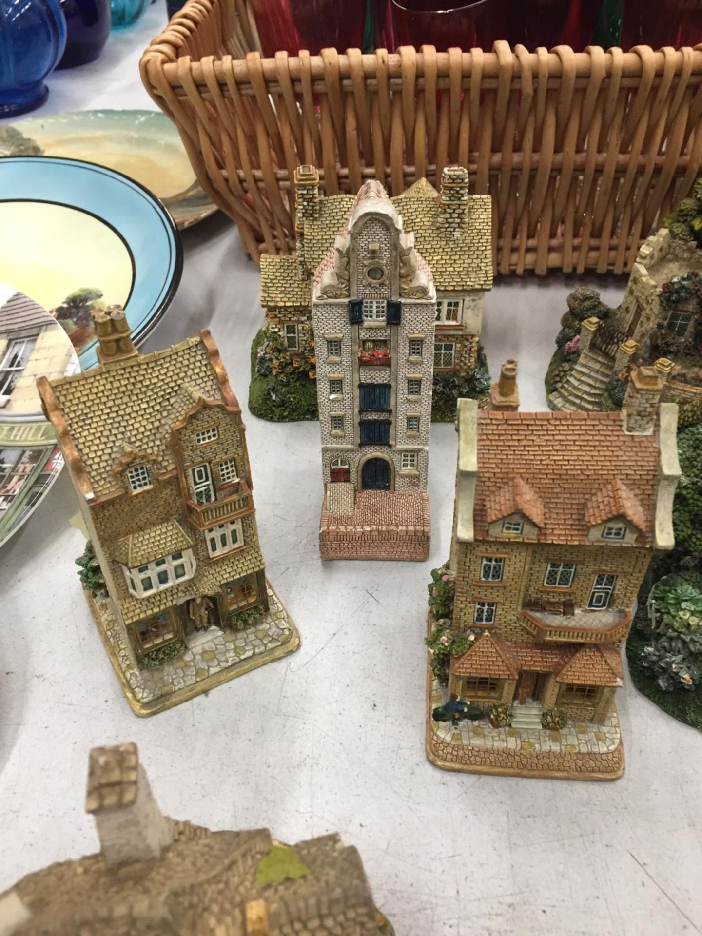 A QUANTITY OF COLLECTABLE COTTAGES AND HOUSES TO INCLUDE LEONARDO, ARDEN SCULPTURES, ETC - Image 5 of 5