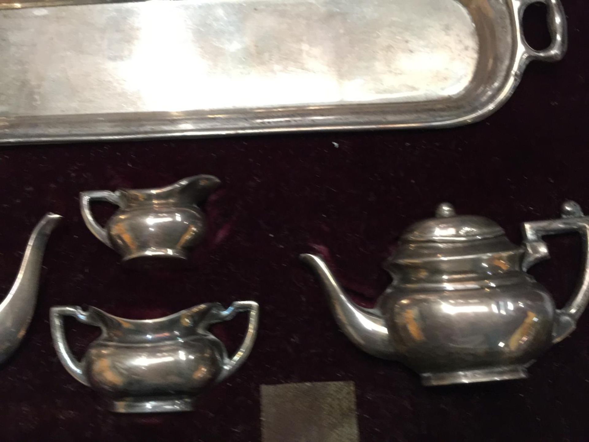 A SET OF BIRMINGHAM HALLMARKED SILVER MINIATURE TEAPOTS AND JUGS IN A CASE - Image 4 of 5