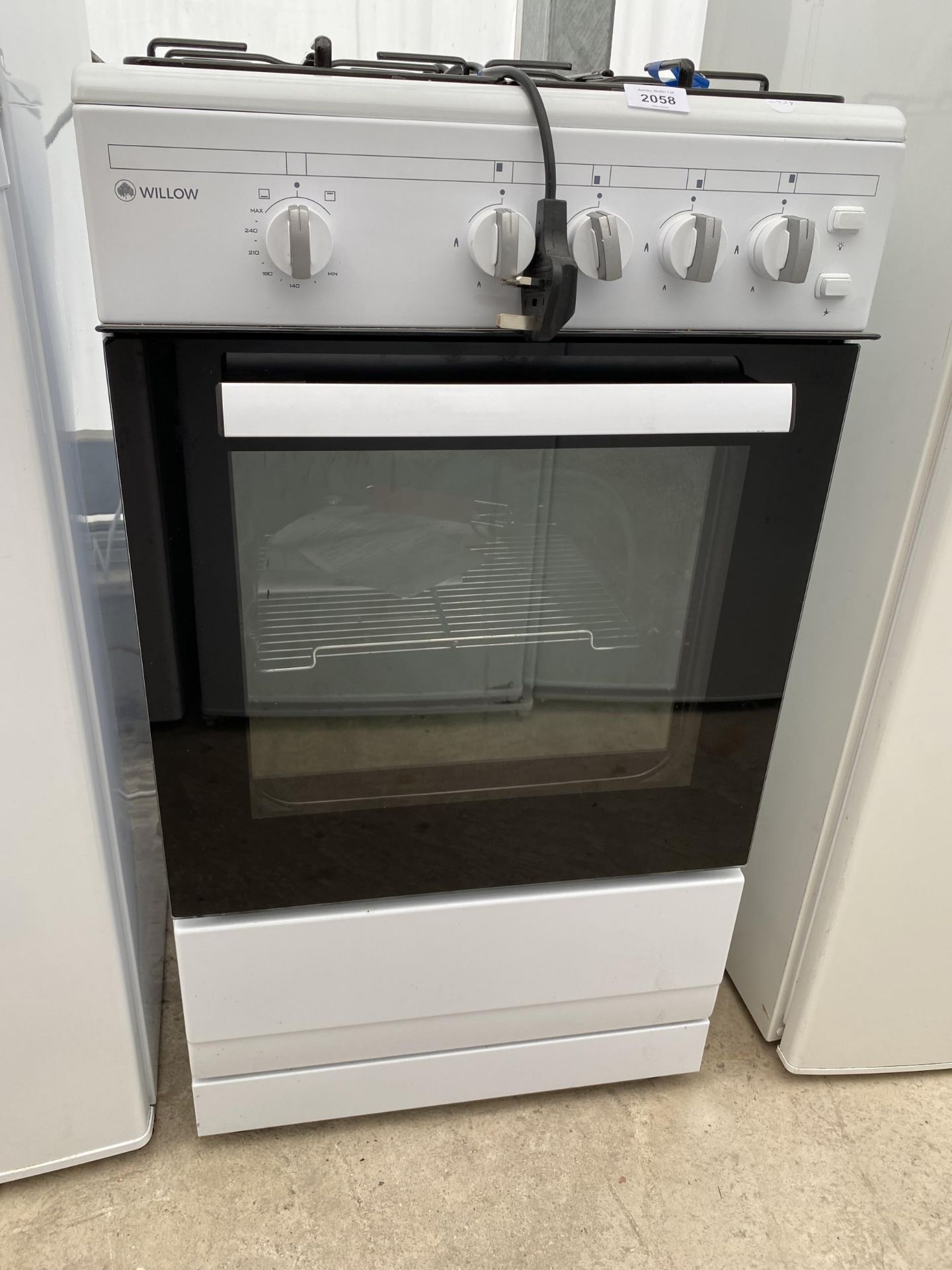 A WHITE AND BLACK WILLOW ELECTRIC AND GAS OVEN AND HOB - Image 2 of 5