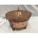 A VINTAGE COPPER COAL BUCKET WITH BRASS FINIAL AND LIONS HEAD HANDLES ON BUN FEET WITH PLANISHED