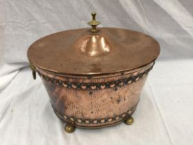 A VINTAGE COPPER COAL BUCKET WITH BRASS FINIAL AND LIONS HEAD HANDLES ON BUN FEET WITH PLANISHED