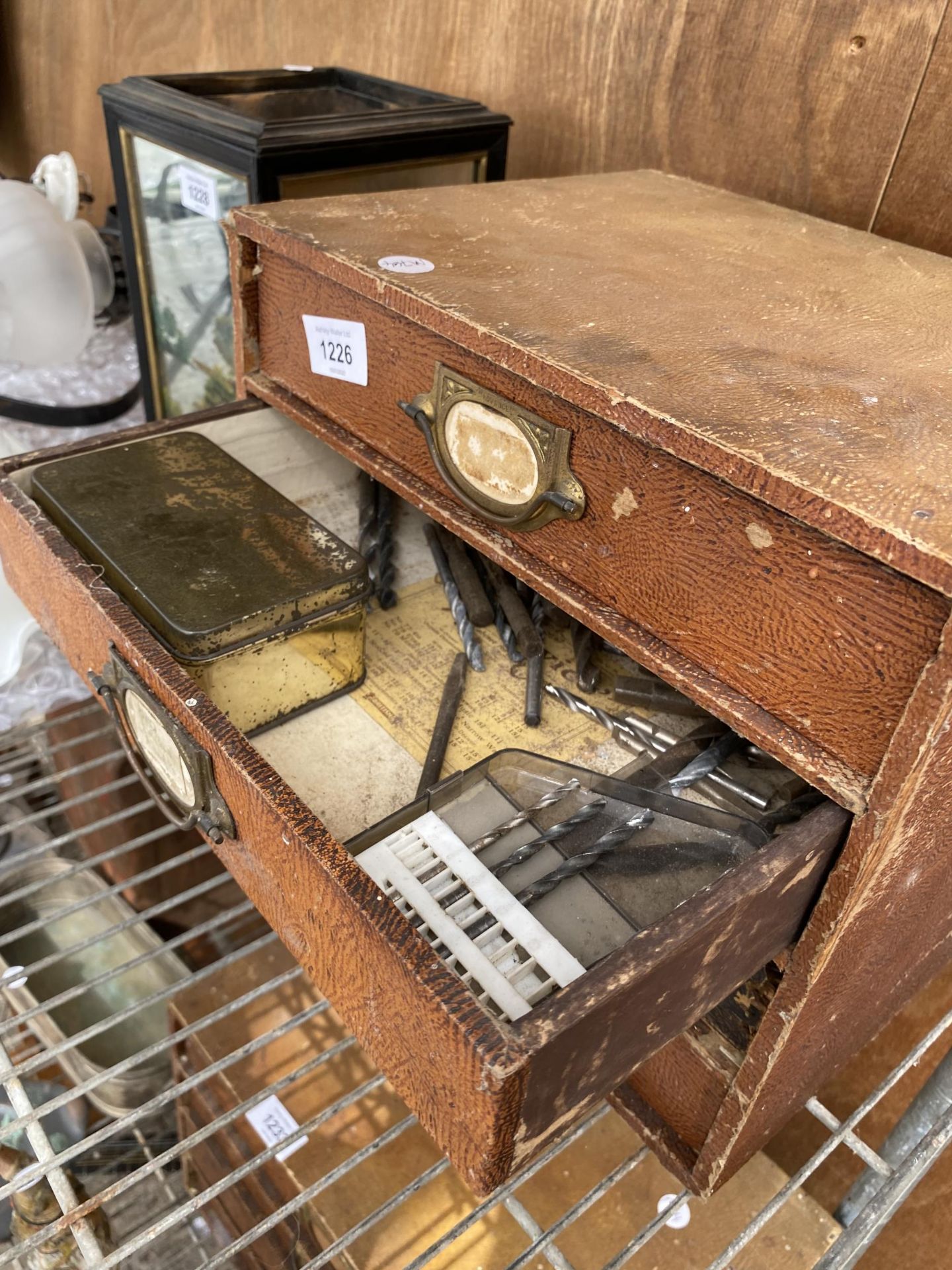 A VINTAGE FOUR DRAWER ENGINEERS CHEST WITH AN ASSORTMENT OF TOOLS TO INCLUDE DRILL BITS ETC - Image 4 of 5