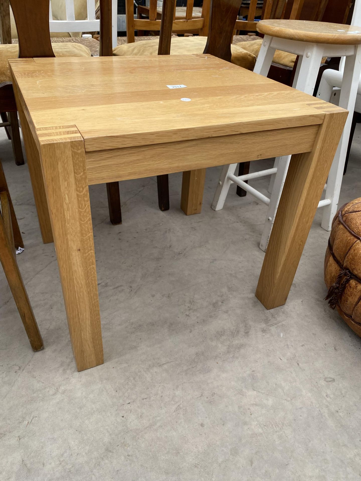 A MODERN OAK LAMP TABLE, 21.5" SQUARE - Image 2 of 3