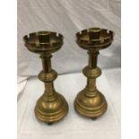 A VERY HEAVY PAIR OF PUGIN BRASS GOTHIC REVIVAL STYLE CANDLESTICKS H: 50CM