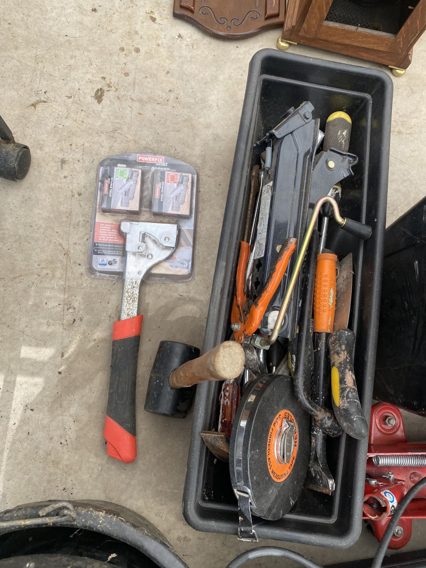 AN ASSORTMENT OF TOOLS TO INCLUDE A TROLLEY JACK, HORSE TACK AND A FOOT PUMP ETC - Image 2 of 5