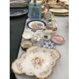 A QUANTITY OF CERAMIC AND CHINA ITEMS TO INCLUDE ROYAL DOULTON BASKETS, A PRATTWARE POT AND LID,