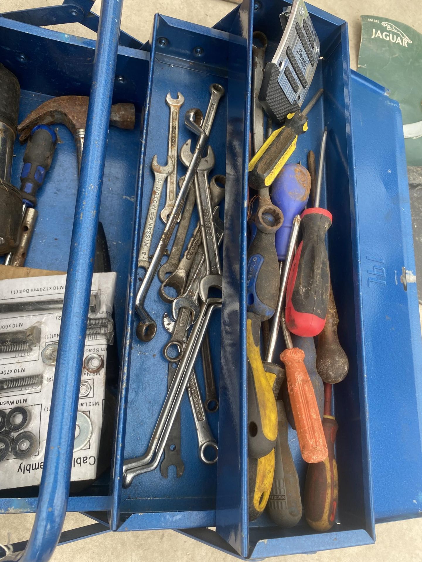 A METAL TOOL BOX CONTAINING AN ASSORTMENT OF TOOLS - Image 3 of 4