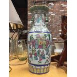 A LARGE CHINESE VASE IN THE STYLE OF QING DYNASTY - REPAIR TO TOP