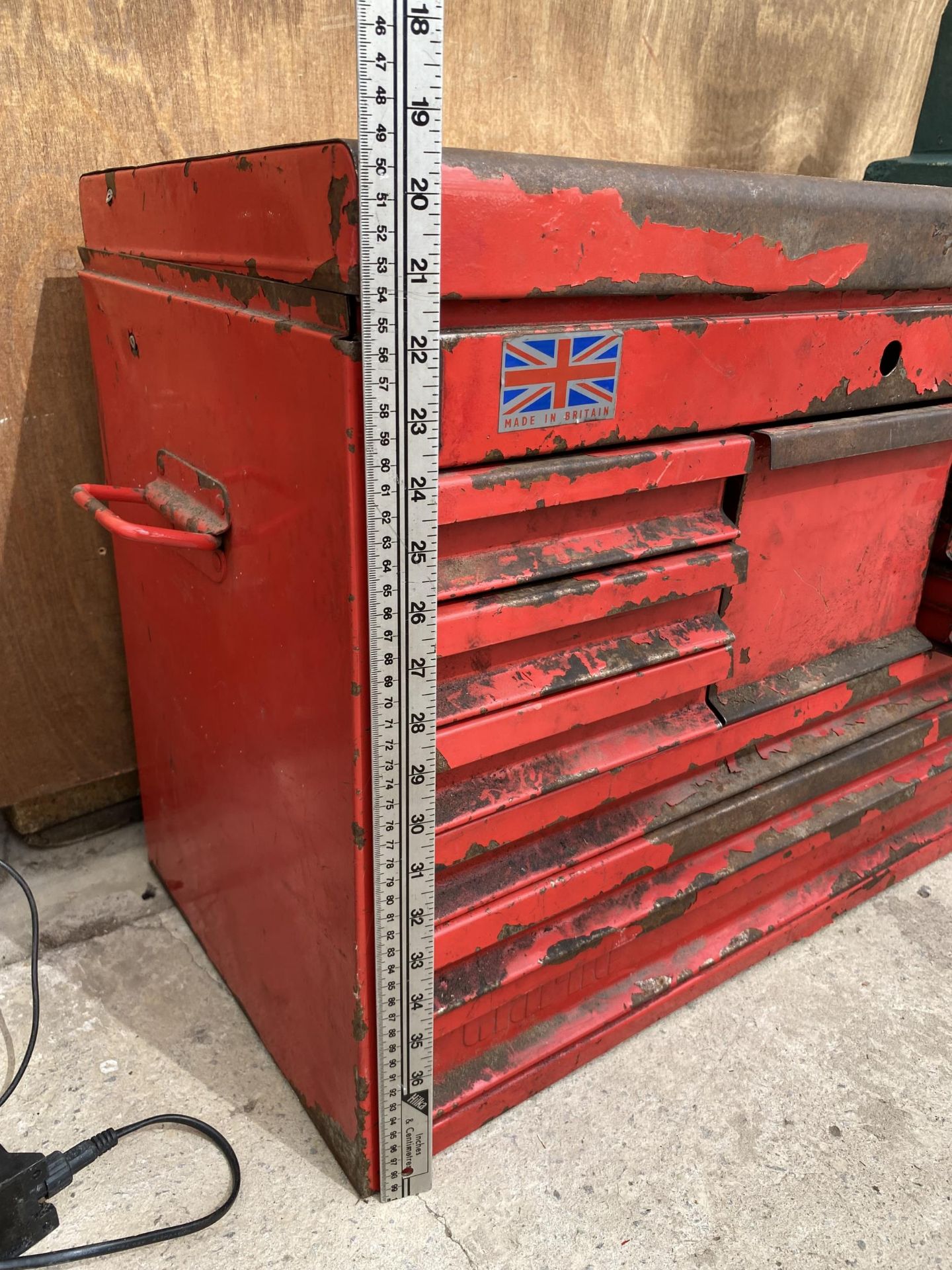 A RED METAL MULTI DRAWER TOOL CHEST - Image 3 of 5