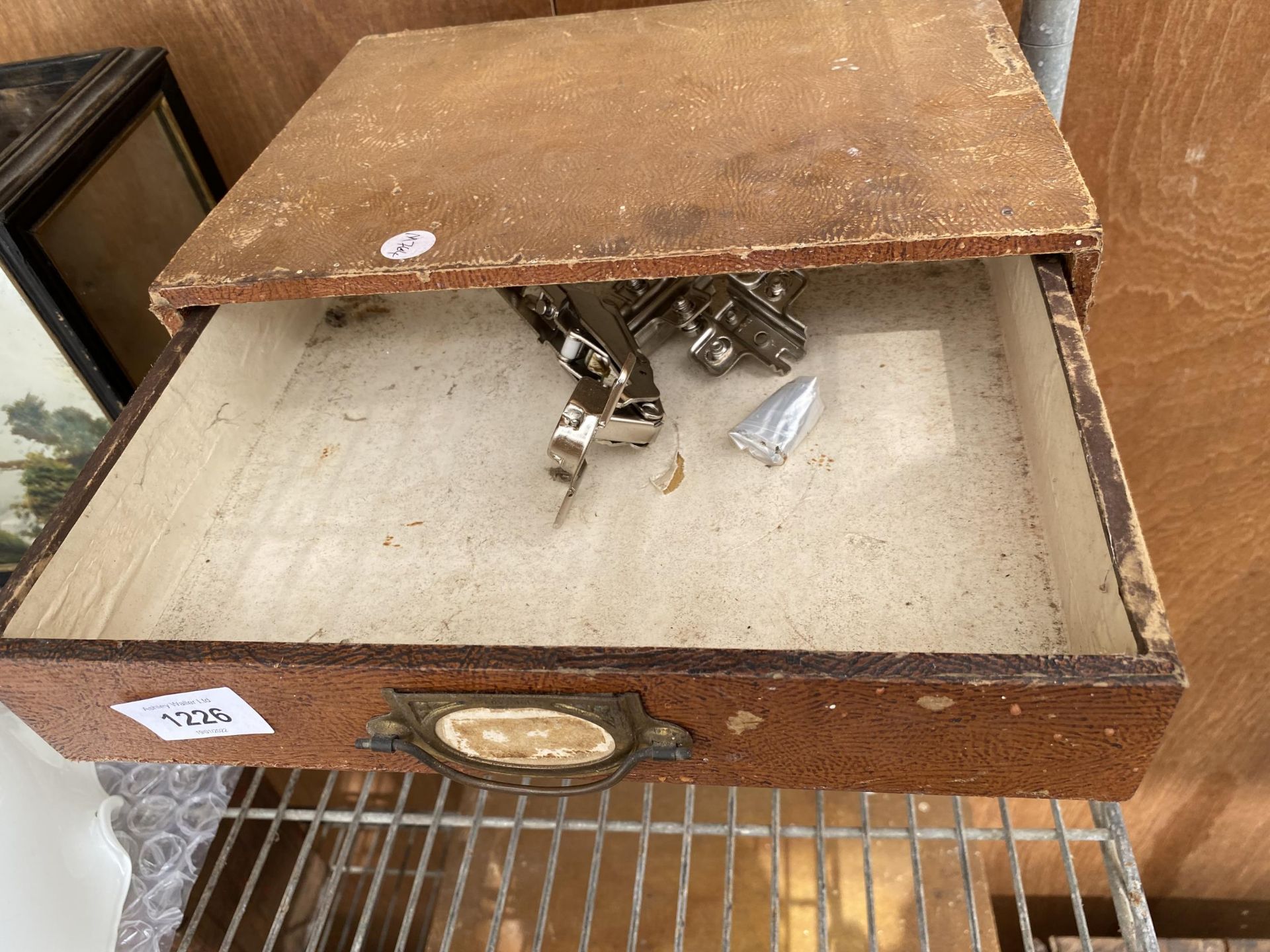 A VINTAGE FOUR DRAWER ENGINEERS CHEST WITH AN ASSORTMENT OF TOOLS TO INCLUDE DRILL BITS ETC - Image 5 of 5