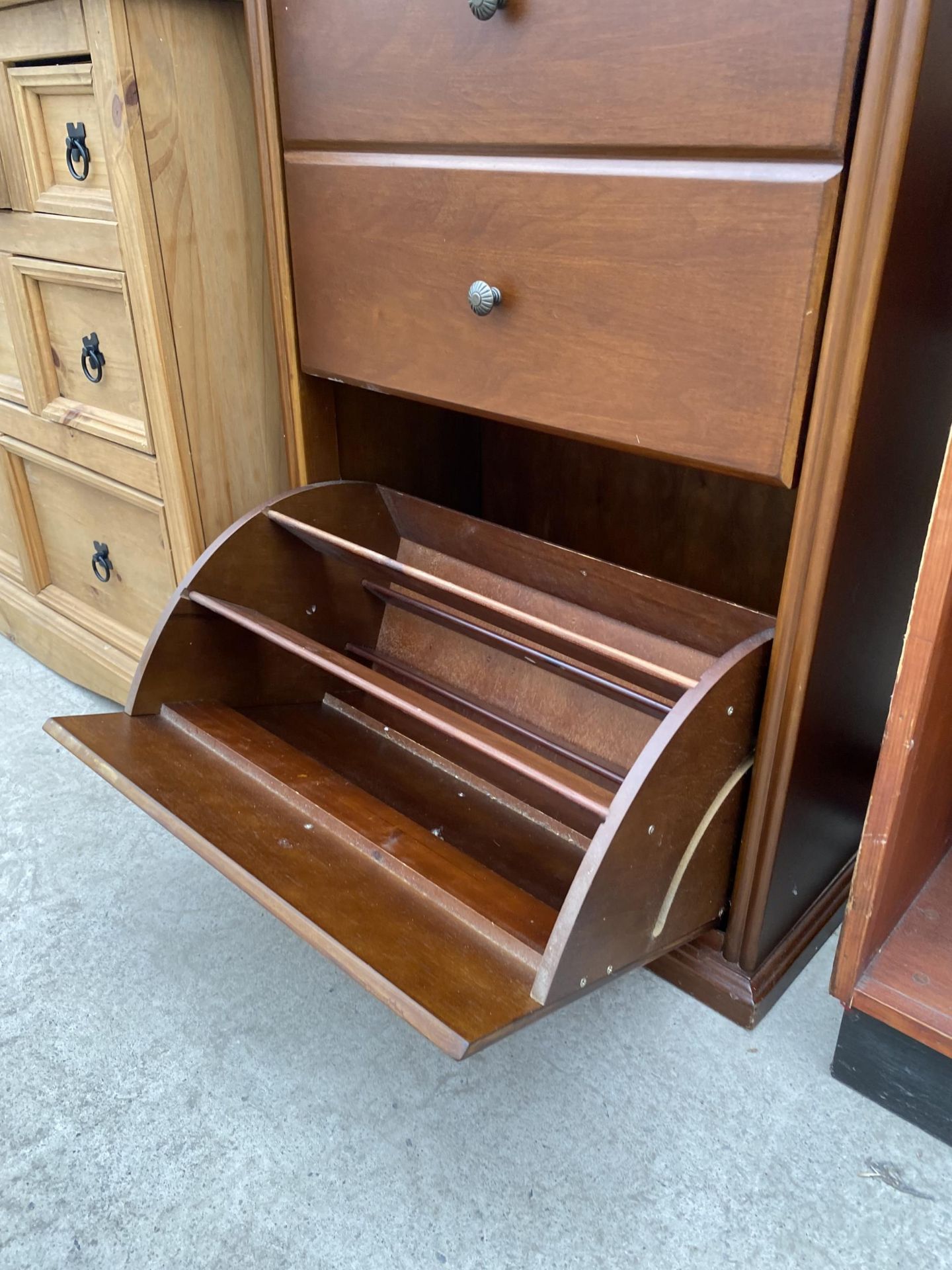 A MODERN TWO DRAWER SHOE CABINET - Image 3 of 3