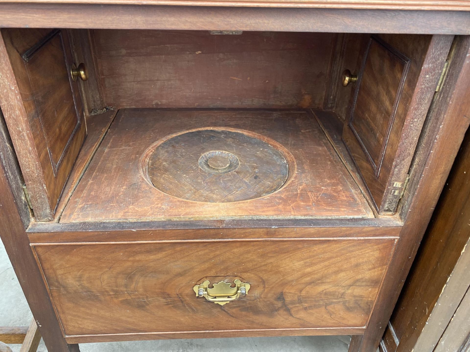 AN EDWARDIAN TWO DRAWER FILING CABINET AND VICTORIAN COMMODE - Image 5 of 6