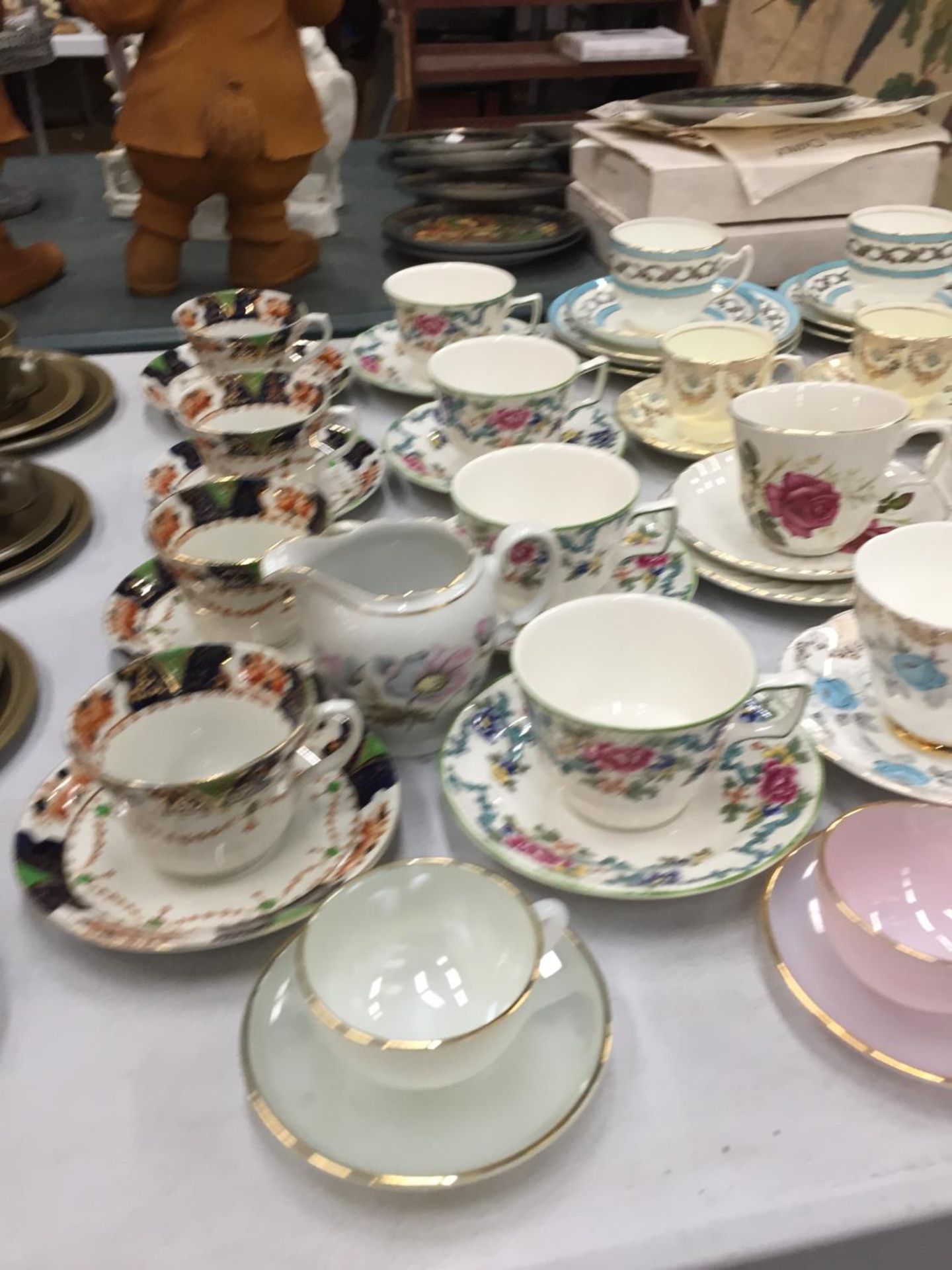 A QUANTITY OF CHINA AND CERAMIC CUPS AND SAUCERS TO INCLUDE ROYAL DOULTON 'FLORADORA GREEN', - Image 3 of 6