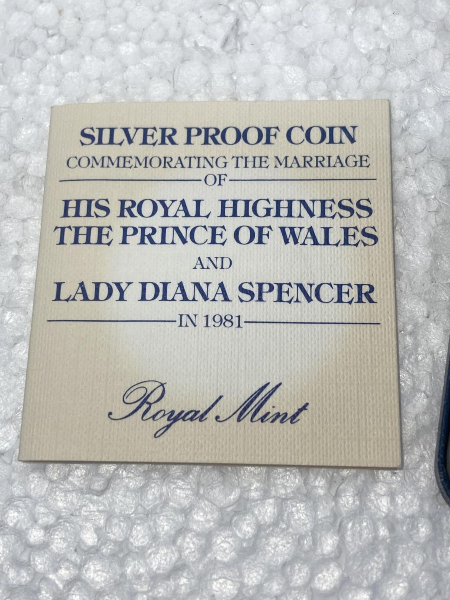 A ROYAL MINT 1981 MARRIAGE OF HRH PRINCE OF WALES AND LADY DIANA SPENCER SILVER PROOF COIN WITH COA - Image 4 of 5