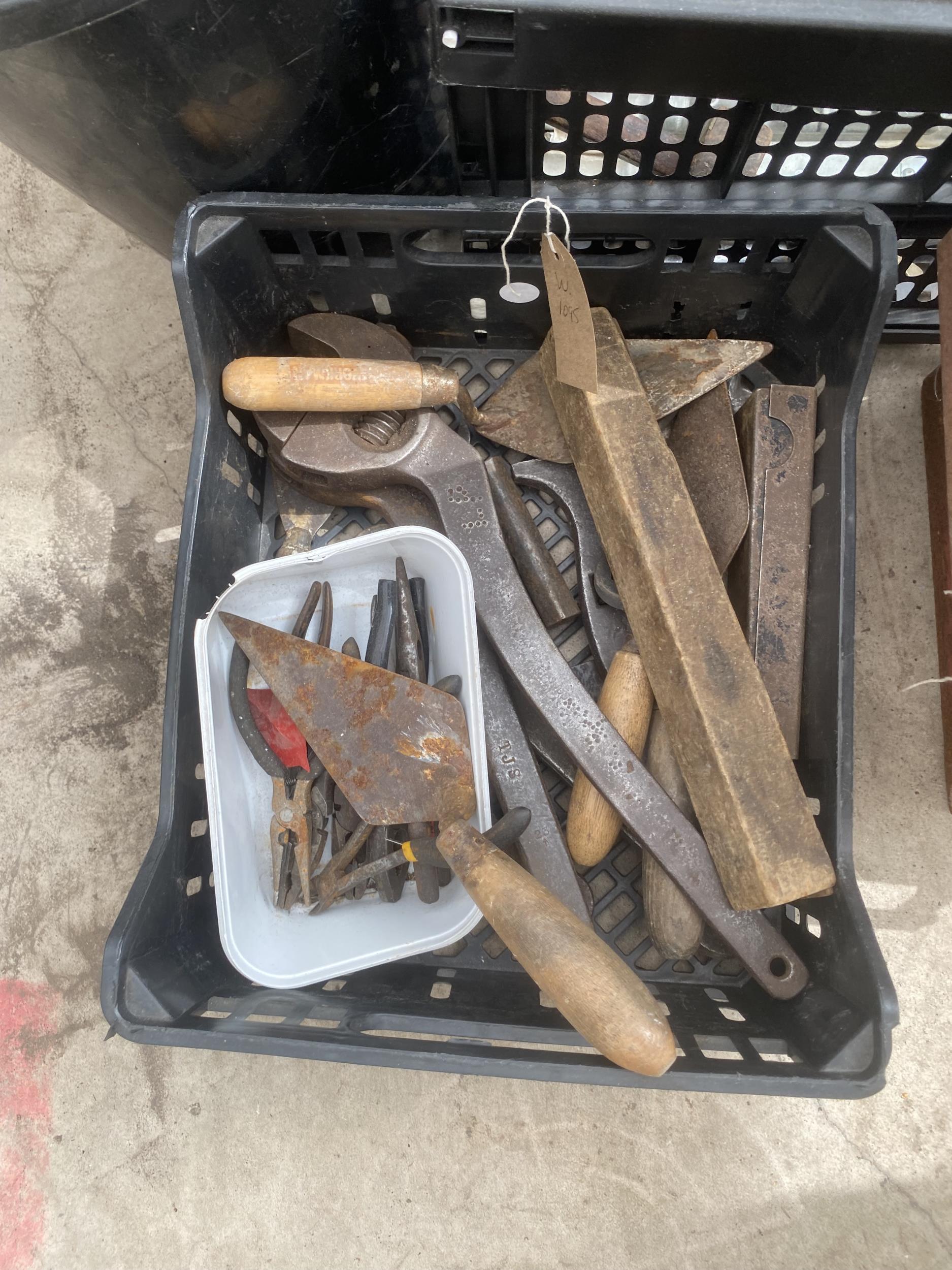 AN ASSORTMENT OF VINTAGE TOOLS TO INCLUDE PLIERS, TROWELS AND HAMMERS ETC - Image 4 of 6