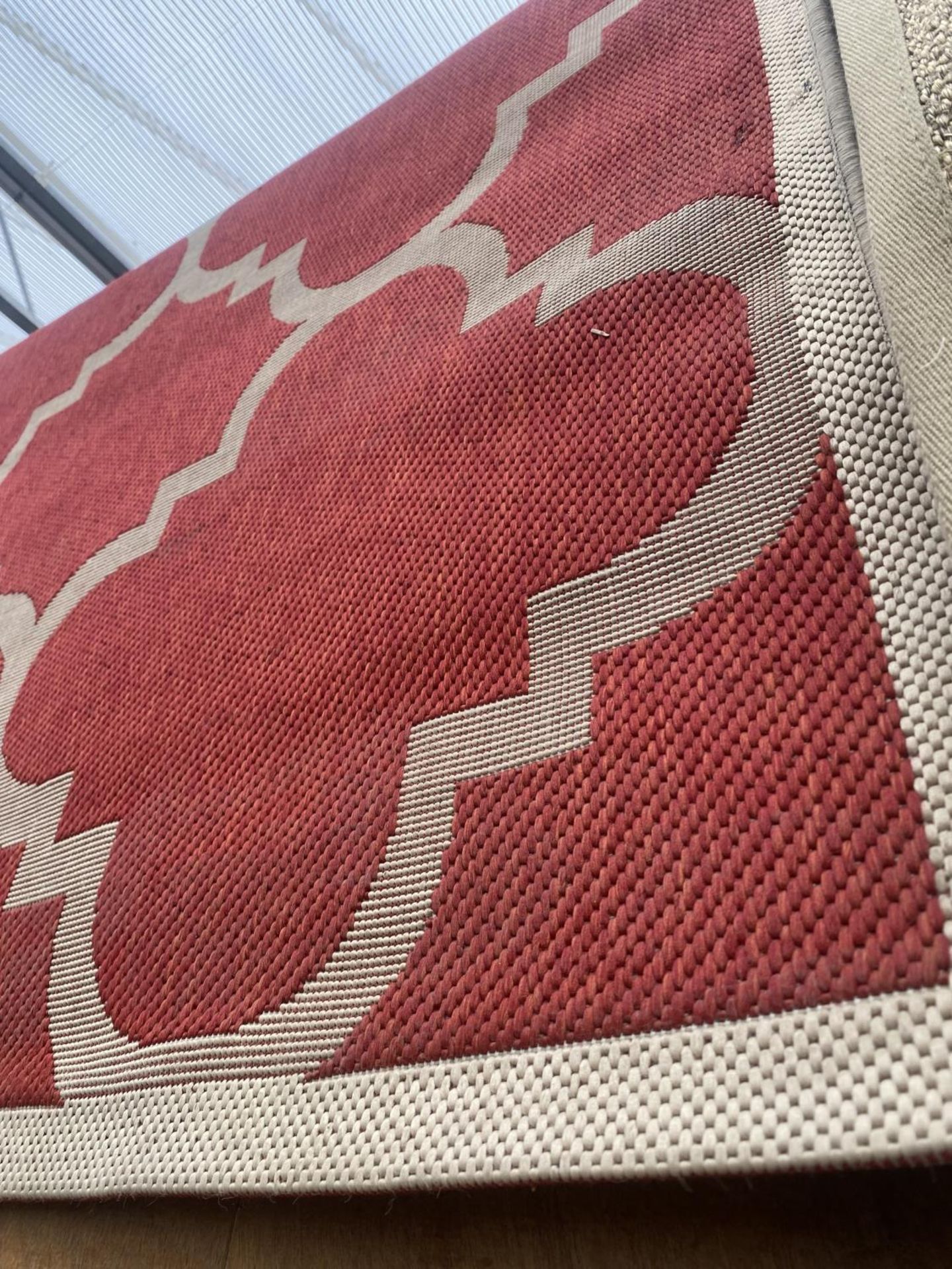 A MODERN RED PATTERNED RUG - Image 2 of 3