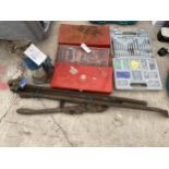 AN ASSORTMENT OF TOOLS TO INCLUDE A TAP AND DIE SET, CROW BARS AND A BOTTLE JACK ETC