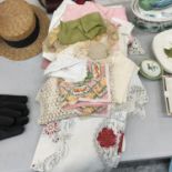 A QUANTITY OF VINTAGE CLOTH TABLEWARE TO INCLUDE TABLECLOTHS, NAPKINS, COASTERS, ETC