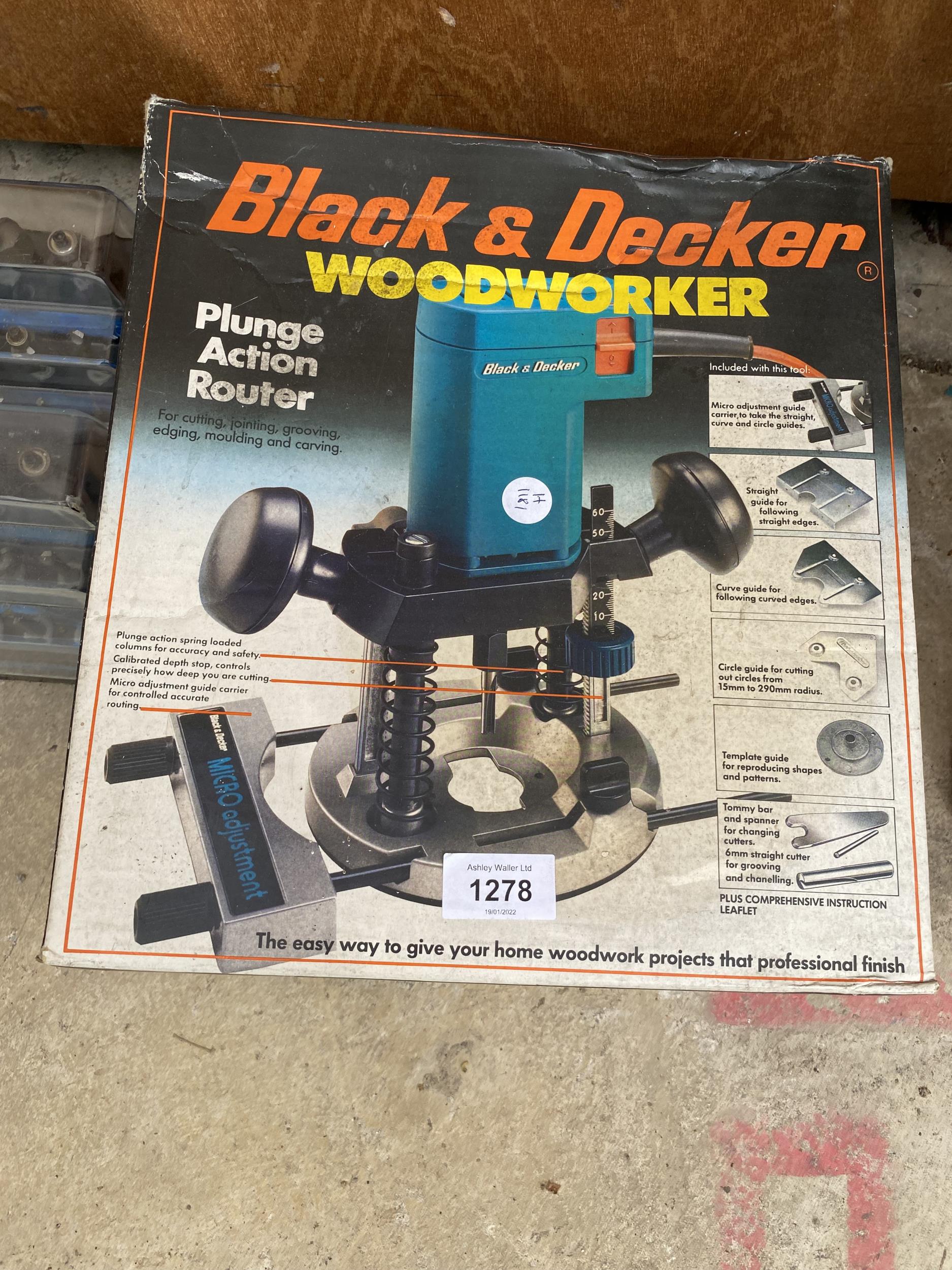 A BLACK AND DECKER WOOD WORKER ROUTER AND A COLLECTION OF ROUTER BITS - Image 2 of 5