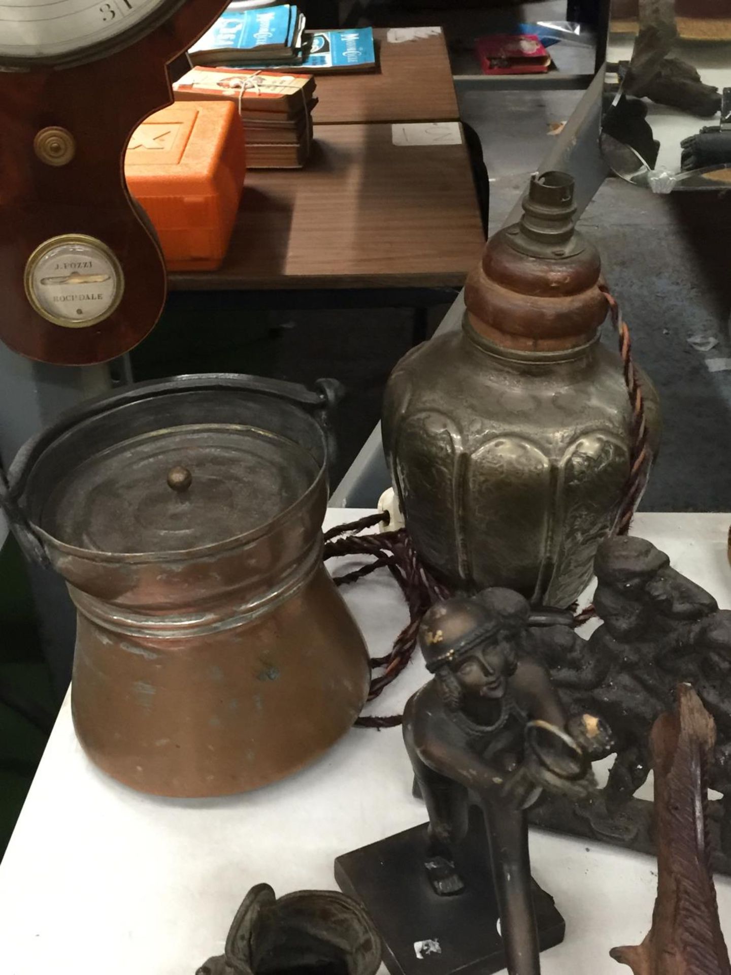 A QUANTITY OF CAST, COPPER AND BRASS ITEMS TO INCLUDE A COPPER LIDDED POT, BRASS TABLE LAMP, CAST - Image 4 of 4