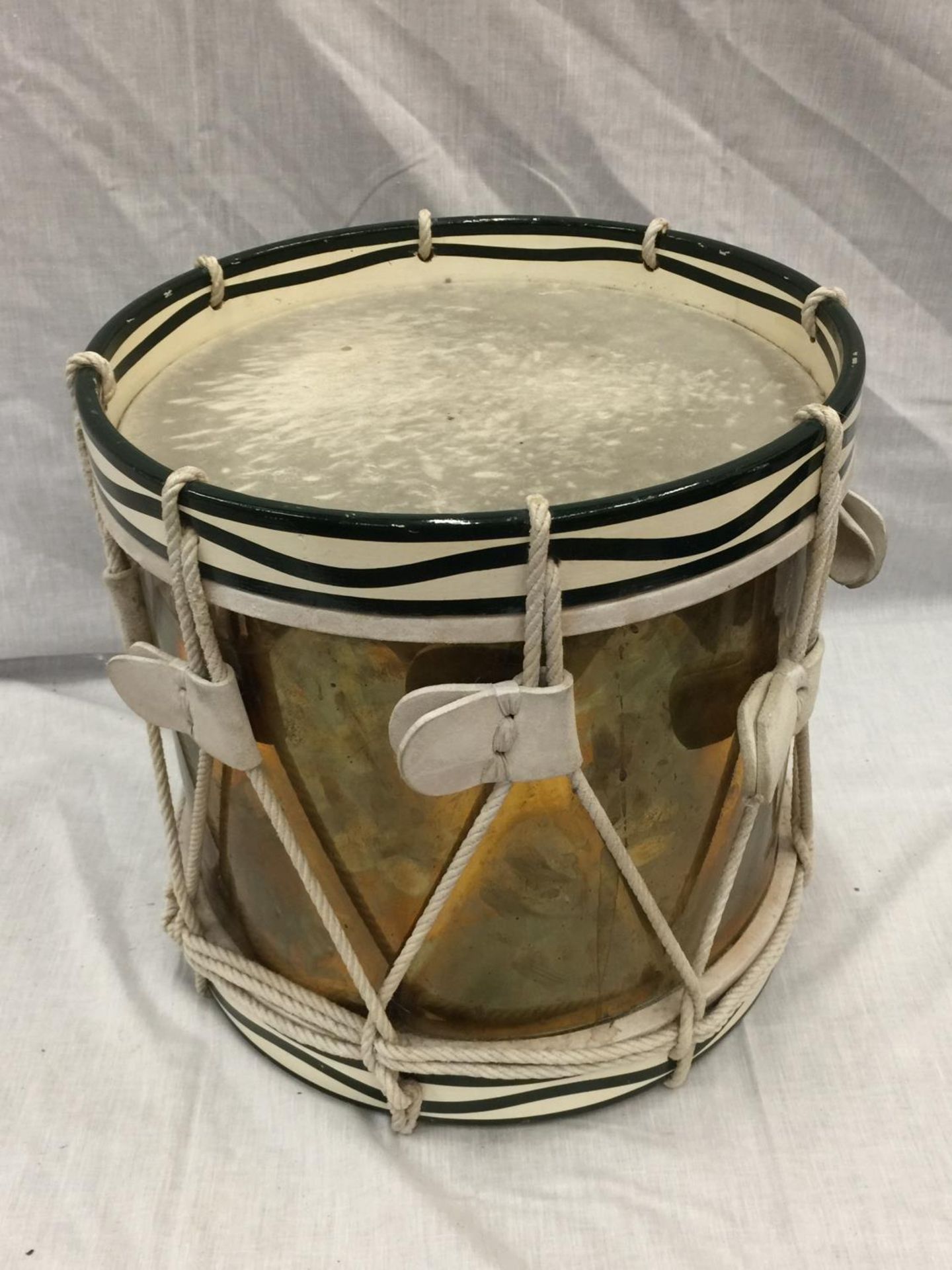 A MARCHING BAND DRUM WITH WORCESTERSHIRE REGIMENT SOUTH AFRICA 1900 - 02 DECORATION - Image 3 of 4