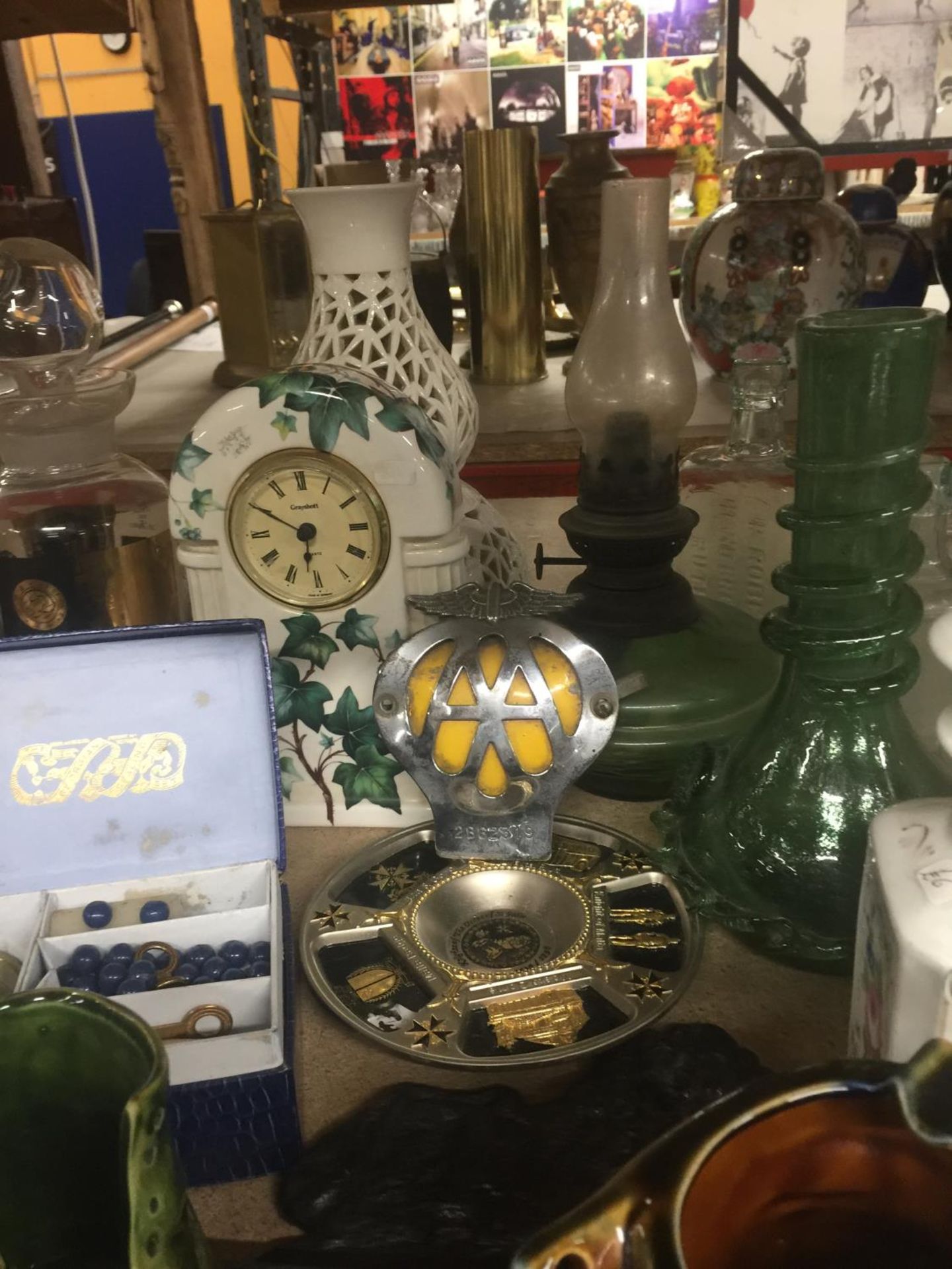A MIXED LOT OF ITEMS TO INCLUDE DECANTER, MANTLE CLOCK, VINTAGE A. A. BADGE, VINTAGE BOTTLES, - Image 4 of 6