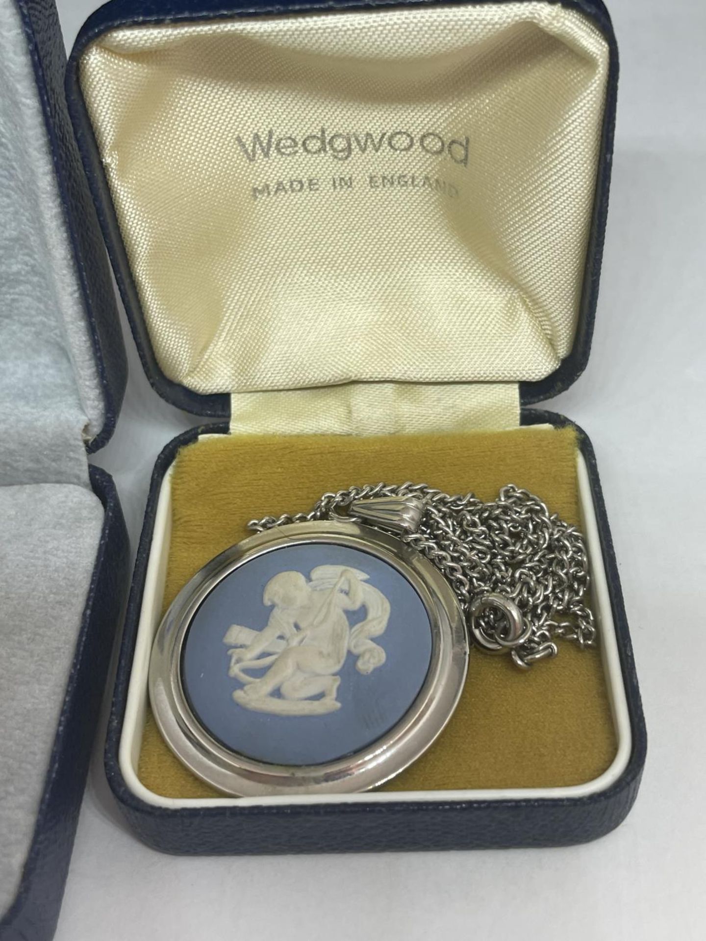 TWO BOXED WEDGWOOD JASPER WARE ITEMS TO INCLUDE A PINK BROOCH AND A BLUE PENDANT - Image 3 of 3