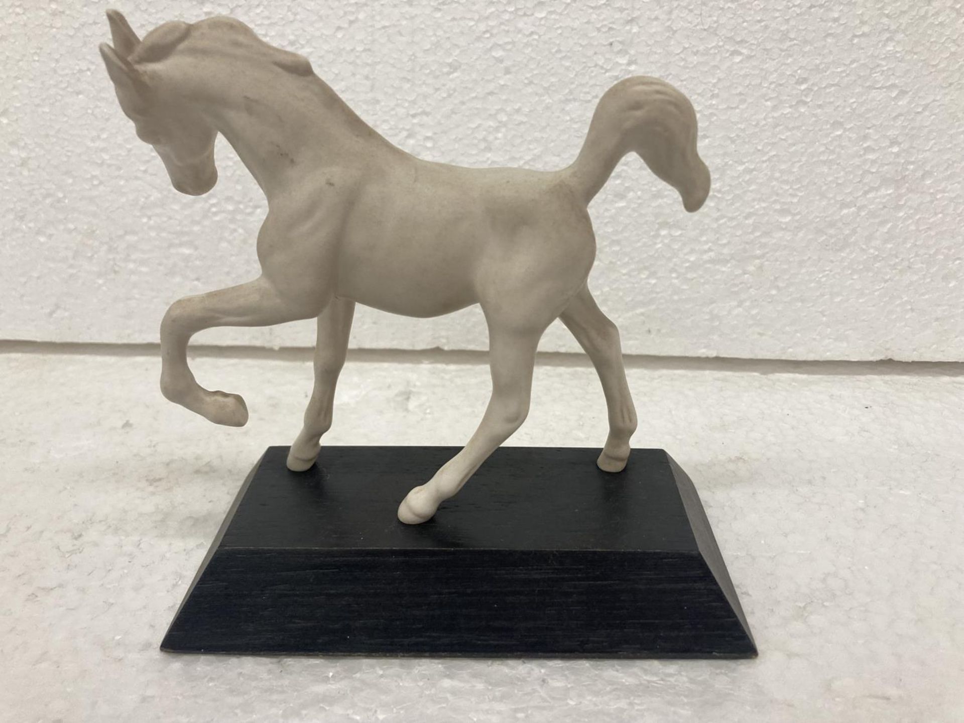 A WHITE MATT BESWICK FOAL ON WOODEN PLINTH "ADVENTURE" - HOOF TO TOP OF EAR 12 CM - MOUTH TO END - Image 4 of 11