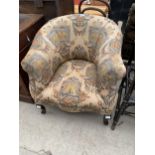 AN EDWARDIAN SPRUNG AND UPHOLSTERED TUB CHAIR ON FRONT CABRIOLE LEGS