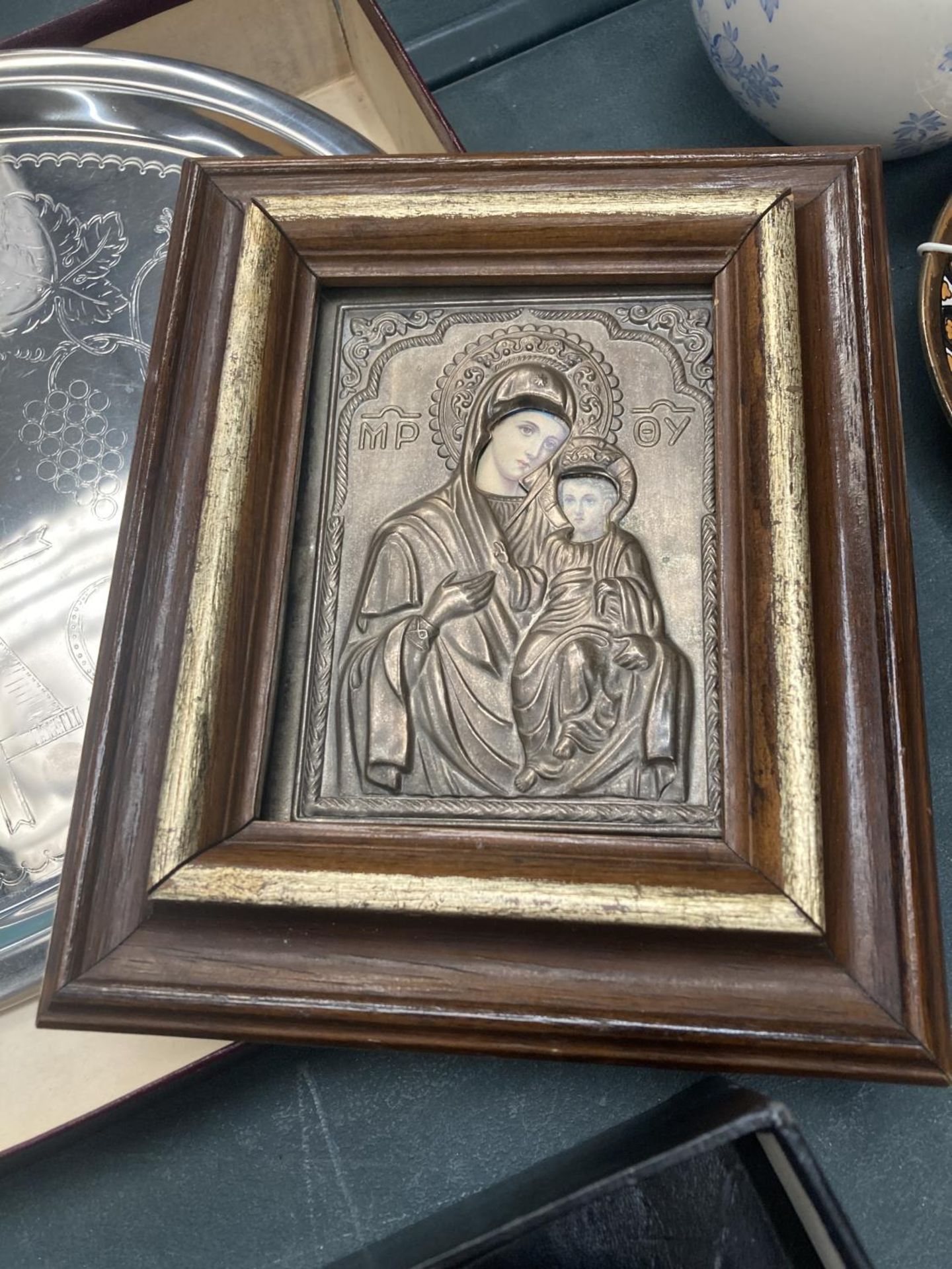 A VINTAGE BOXED SILVER PLATED PORTABLE COMMUNION SET AND A RELIGIOUS ICON - Image 3 of 6