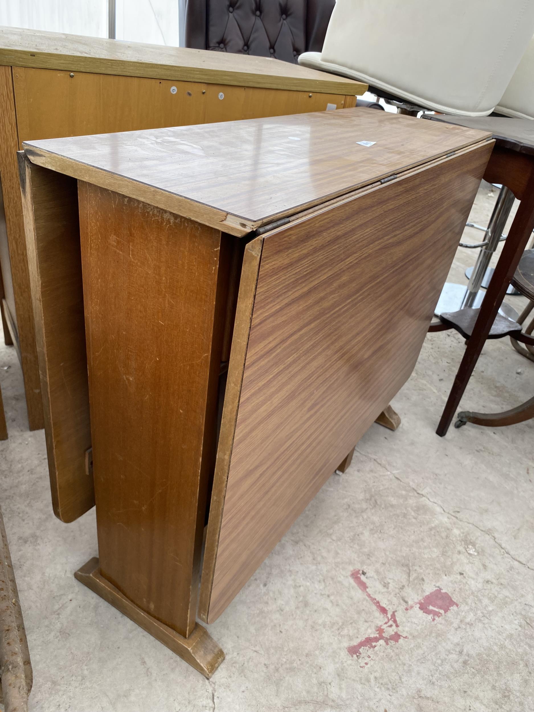 A MODERN FORMICA TOP DROP-LEAF TABLE AND LLOYD LOOM BEDROOM CHAIR - Image 2 of 5