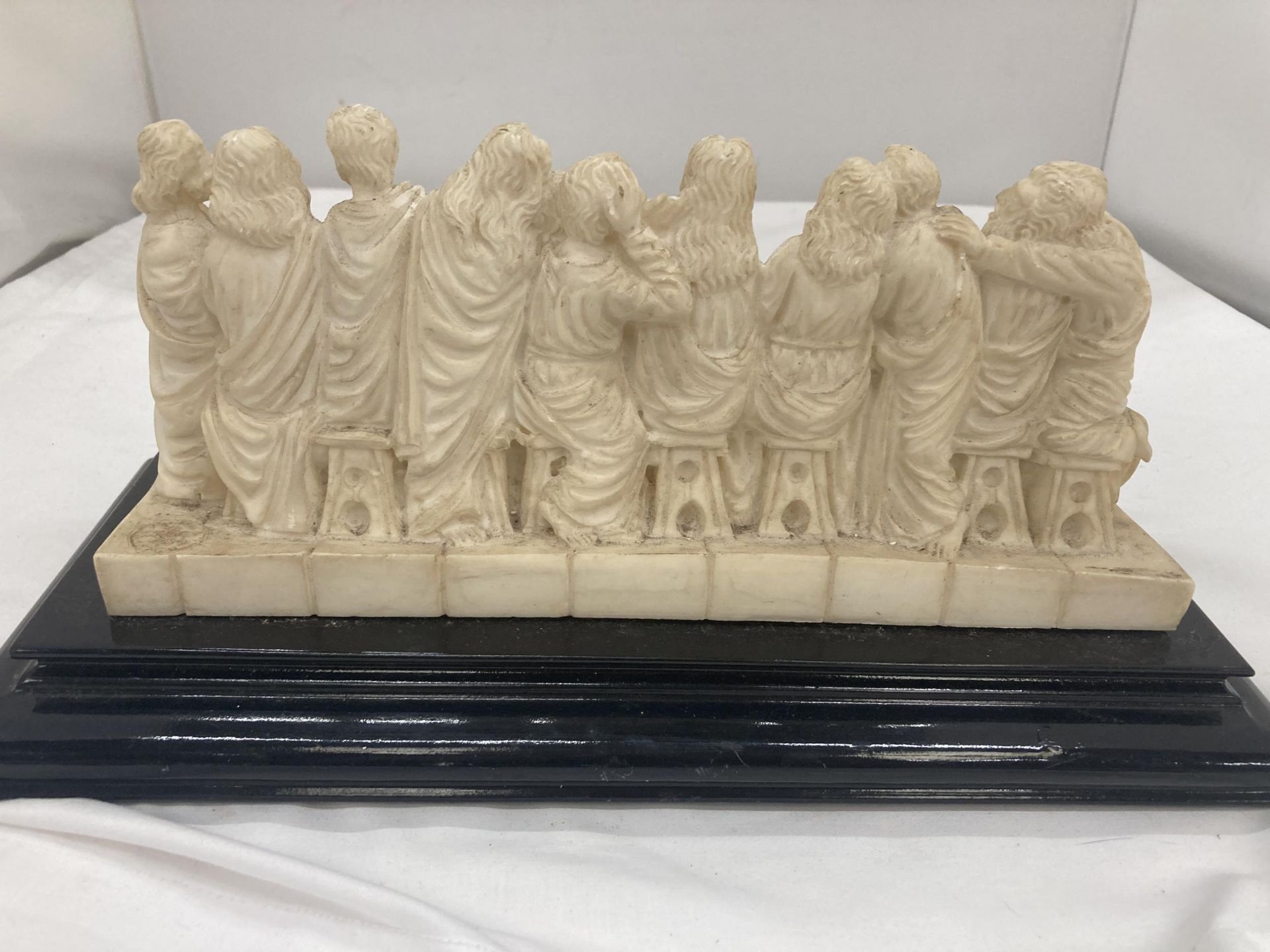 A SCULPTURE OF 'THE LAST SUPPER' ON A WOODEN BASE LENGTH 32CM, HEIGHT APPROX 15CM - Image 2 of 2