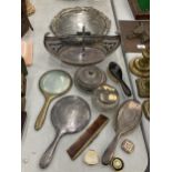 A QUANTITY OF SILVER PLATED ITEMS TO INCLUDE A TRAY, BASKET, HAND MIRRORS, BRUSHES, DRESSING TABLE
