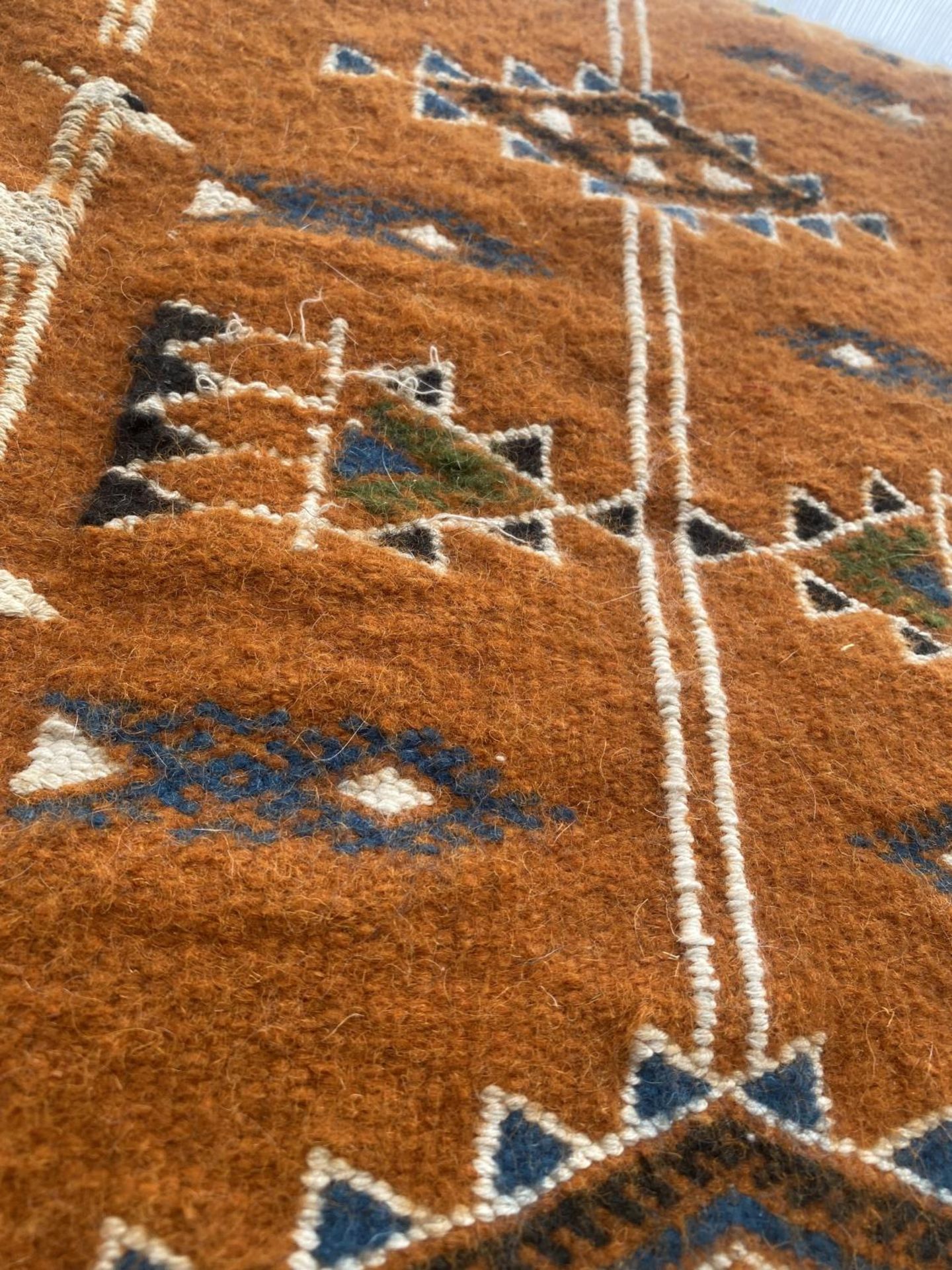 A SMALL HANDMADE PERUVIAN RUG WITH LLAMA PATTERN - Image 3 of 5