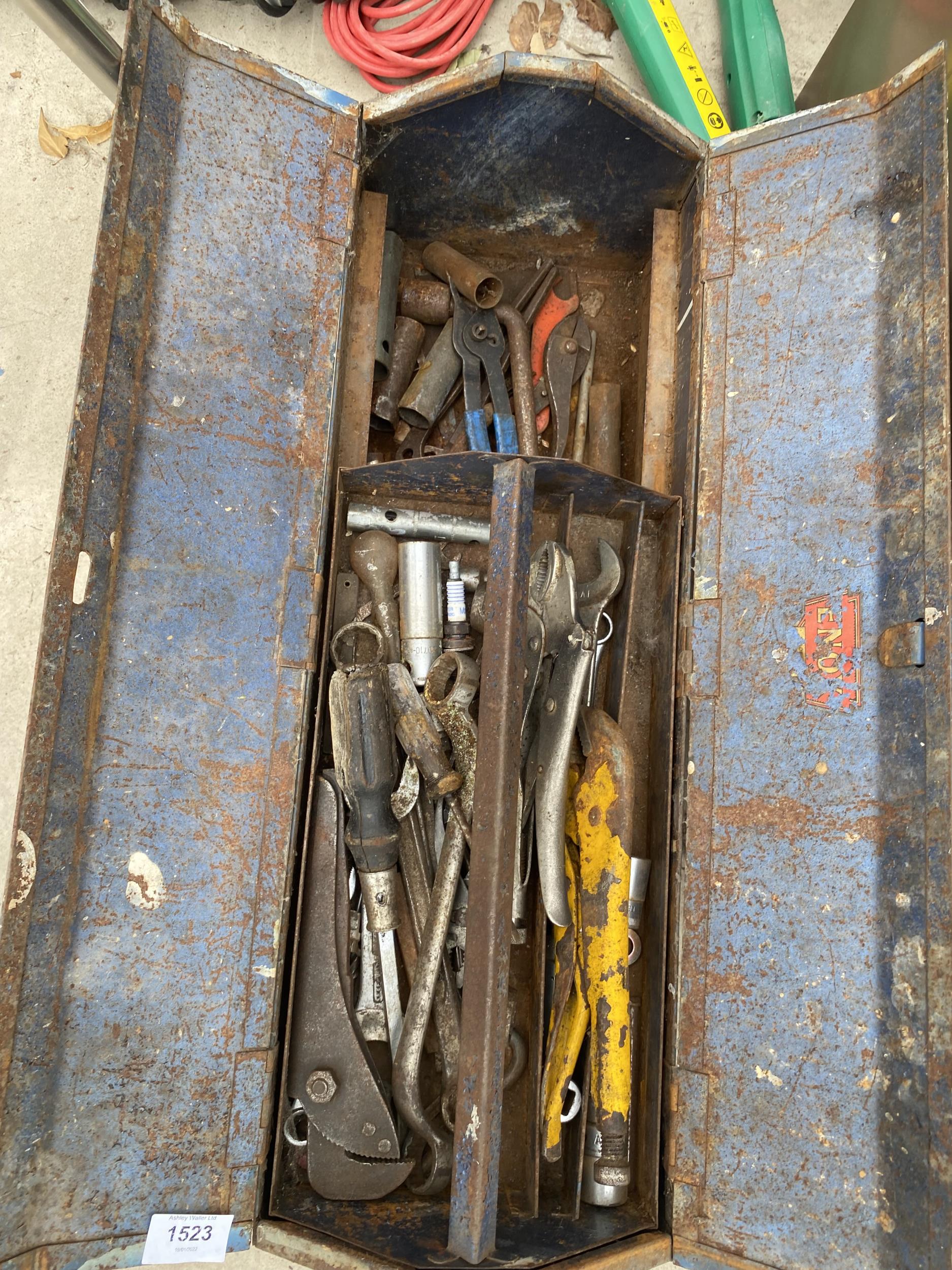 A METAL TOOL BOX CONTAINING AN ASSORTMENT OF TOOLS TO INCLUDE MOLE GRIPS AND PLIERS ETC - Image 2 of 2