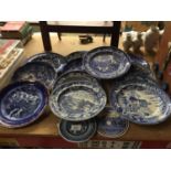 A COLLECTION OF BLUE AND WHITE PLATES TO INCLUDE WILLOW PATTERN, ETC