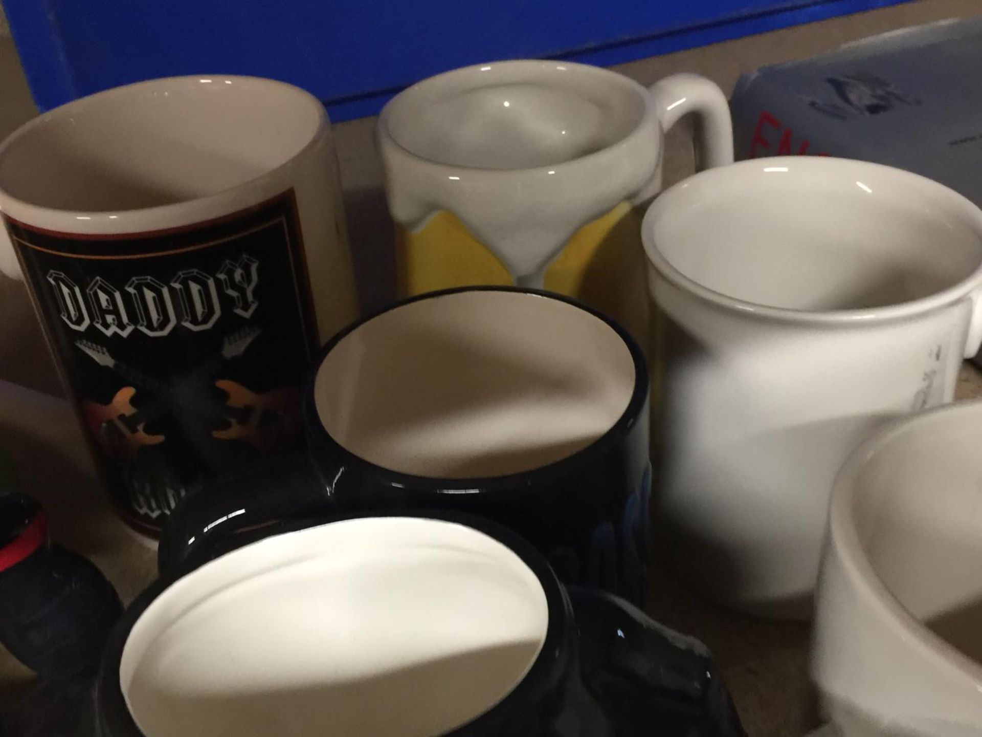 A MIXED LOT OF COLLECTABLE MUGS TO INCLUDE MUMMY RULES, ROCKER, DADDY ROCKS, THE BOSS ETC - Image 4 of 5