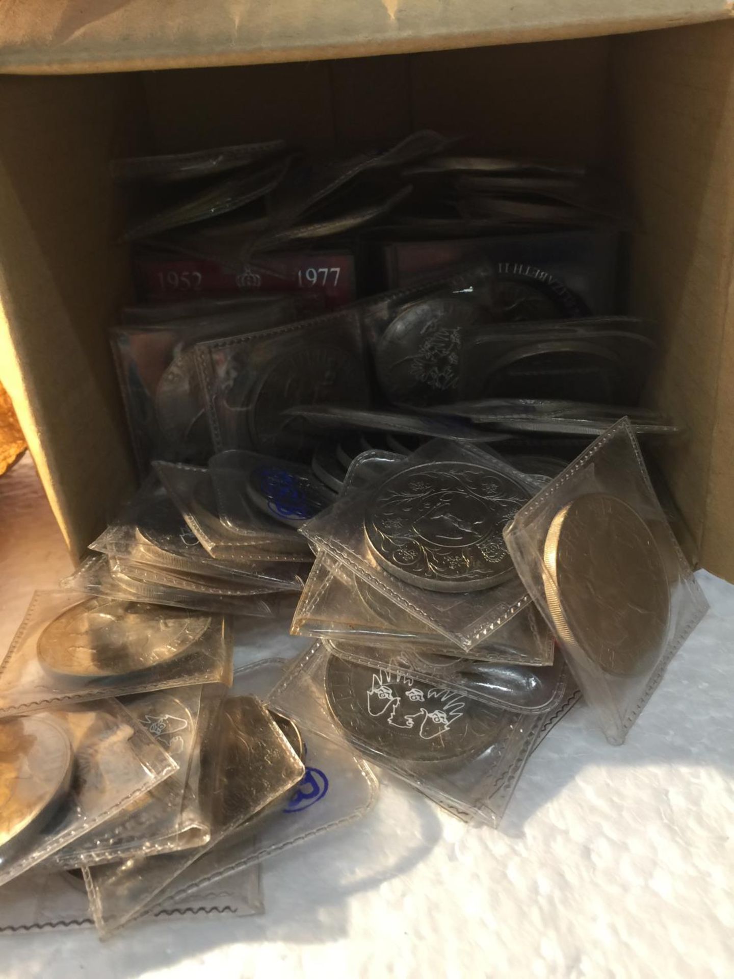 A BOX CONTAINING 79 UNCIRCULATED QEII CROWN COINS - Image 3 of 4