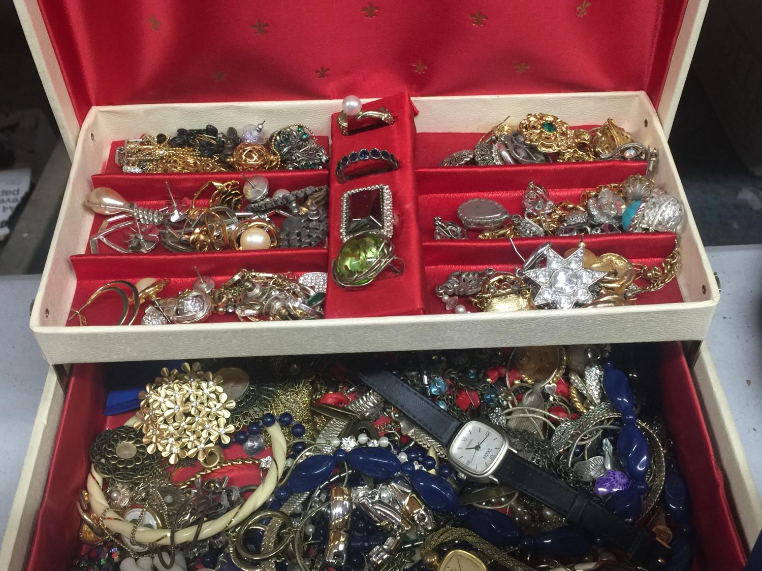 A JEWELLERY BOX WITH COSTUME JEWELLERY AND SEVERAL FURTHER BOXED ITEMS - Image 4 of 9