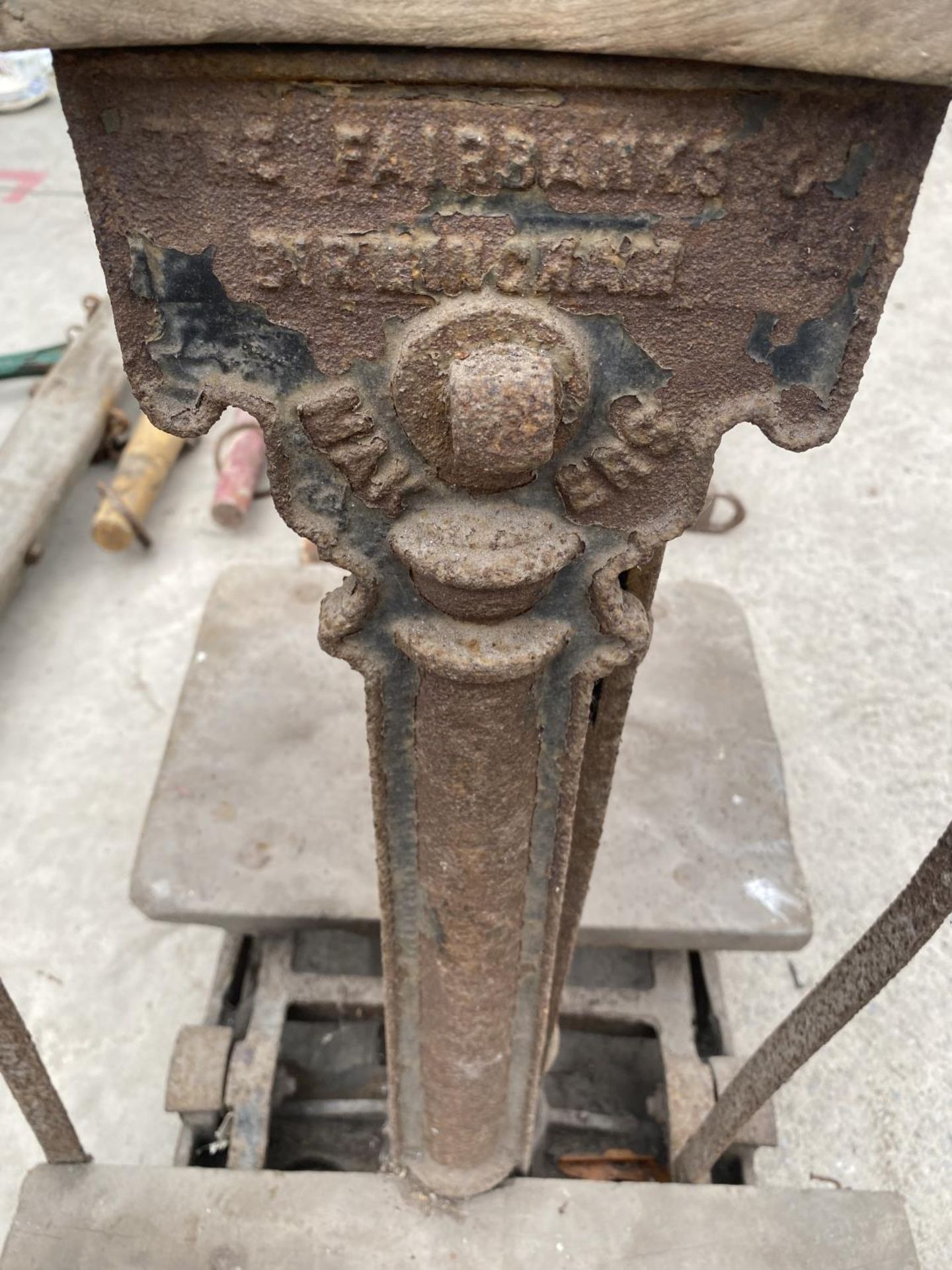 A SET OF VINTAGE WOODEN AND METAL POTATO SCALES - Image 8 of 8