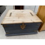 A MODERN PINE PAINTED STORAGE CHEST/TABLE WITH TWO LIFT-UP DOORS AND BRASS FITTINGS, 36X32"